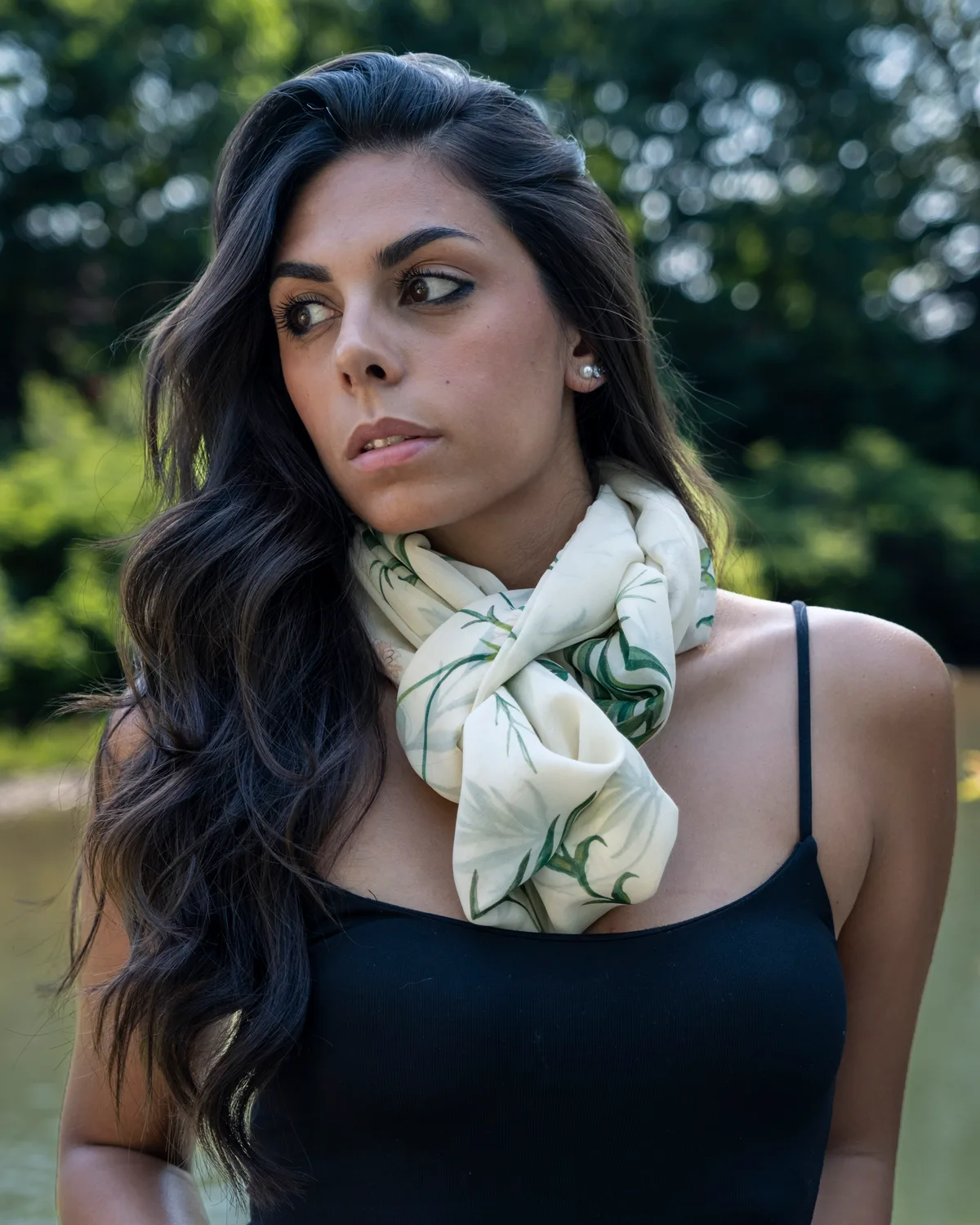 Selva — Foulard in seta, fantasia botanica a foglie, dettaglio al collo — La Corte dei Foulard, DelixGo