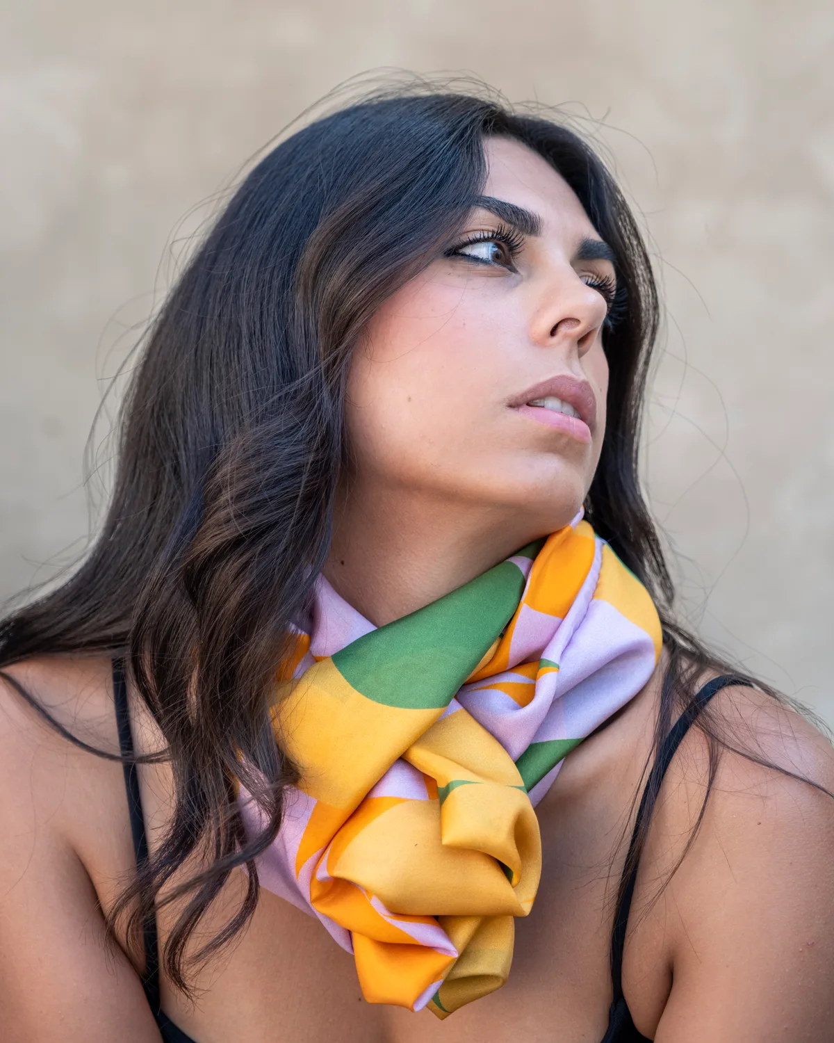 Brasilia — Foulard in seta, fantasia geometrica, annodato al collo — La Corte dei Foulard, DelixGo