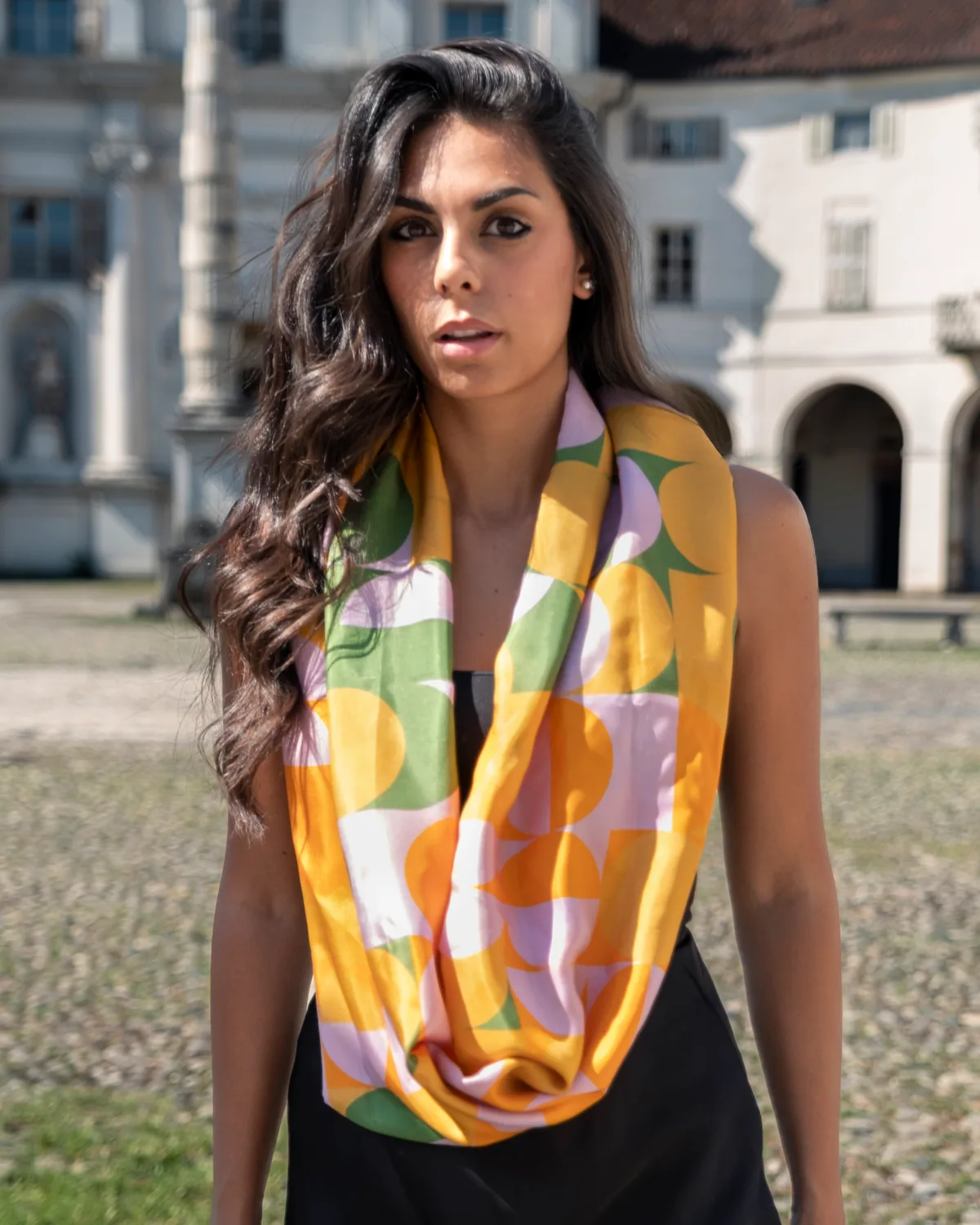 Brasilia — Foulard in seta, fantasia geometrica, ritratto in cortile — La Corte dei Foulard, DelixGo