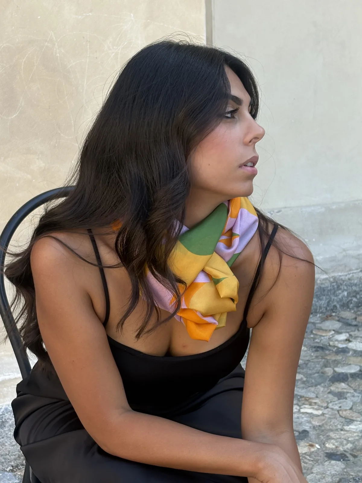 Brasilia — Foulard in seta, fantasia geometrica, ritratto editoriale — La Corte dei Foulard, DelixGo