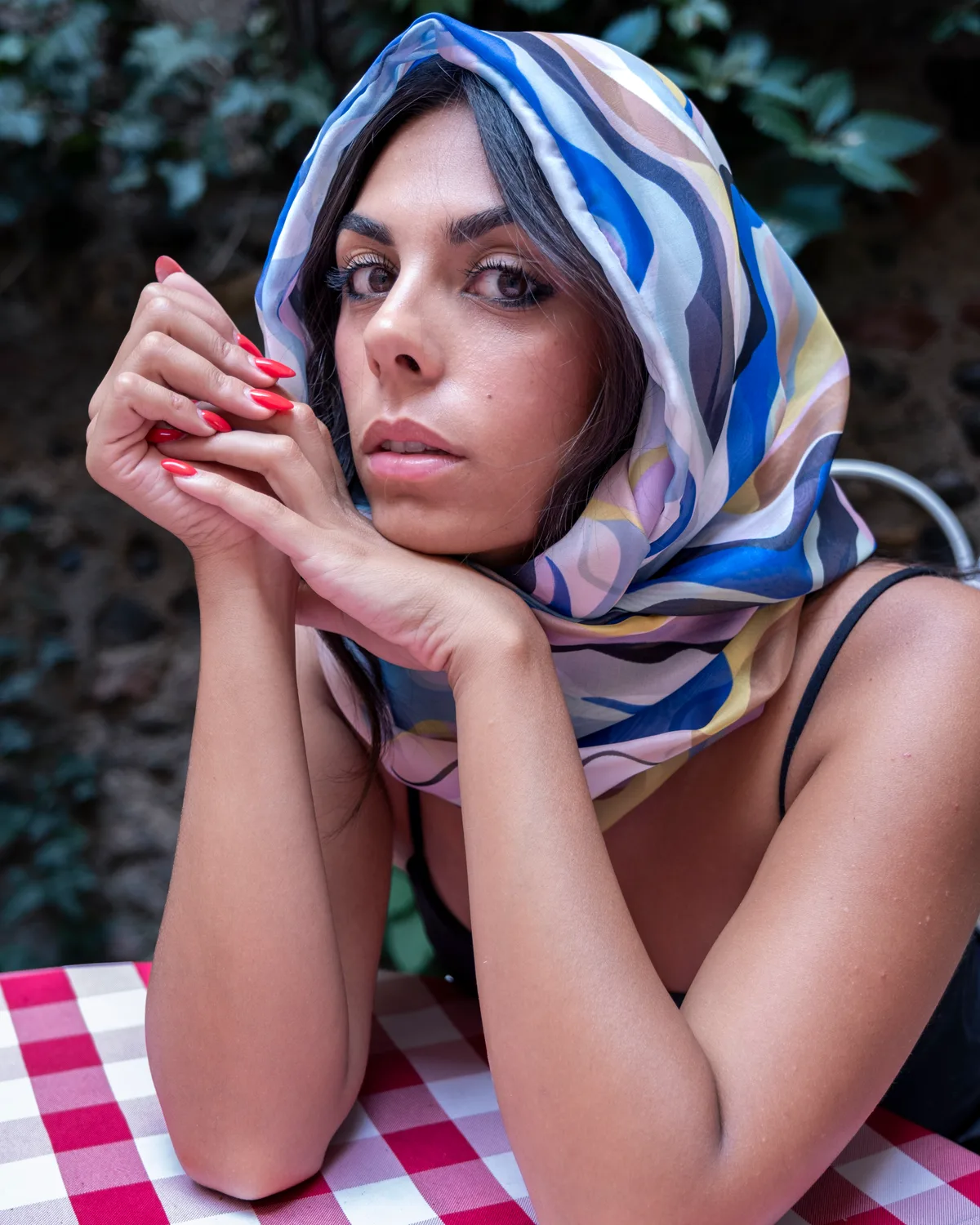Onde — Foulard in seta, fantasia astratta, portato in testa — La Corte dei Foulard, DelixGo