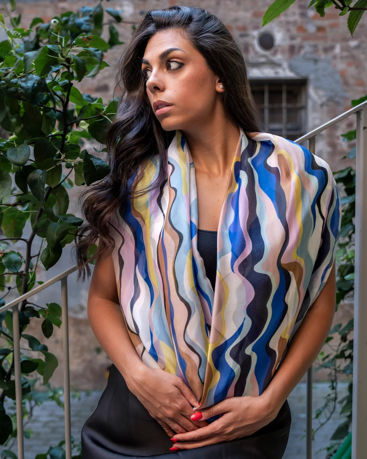 Onde — Foulard in seta, fantasia astratta, dettaglio al collo — La Corte dei Foulard, DelixGo