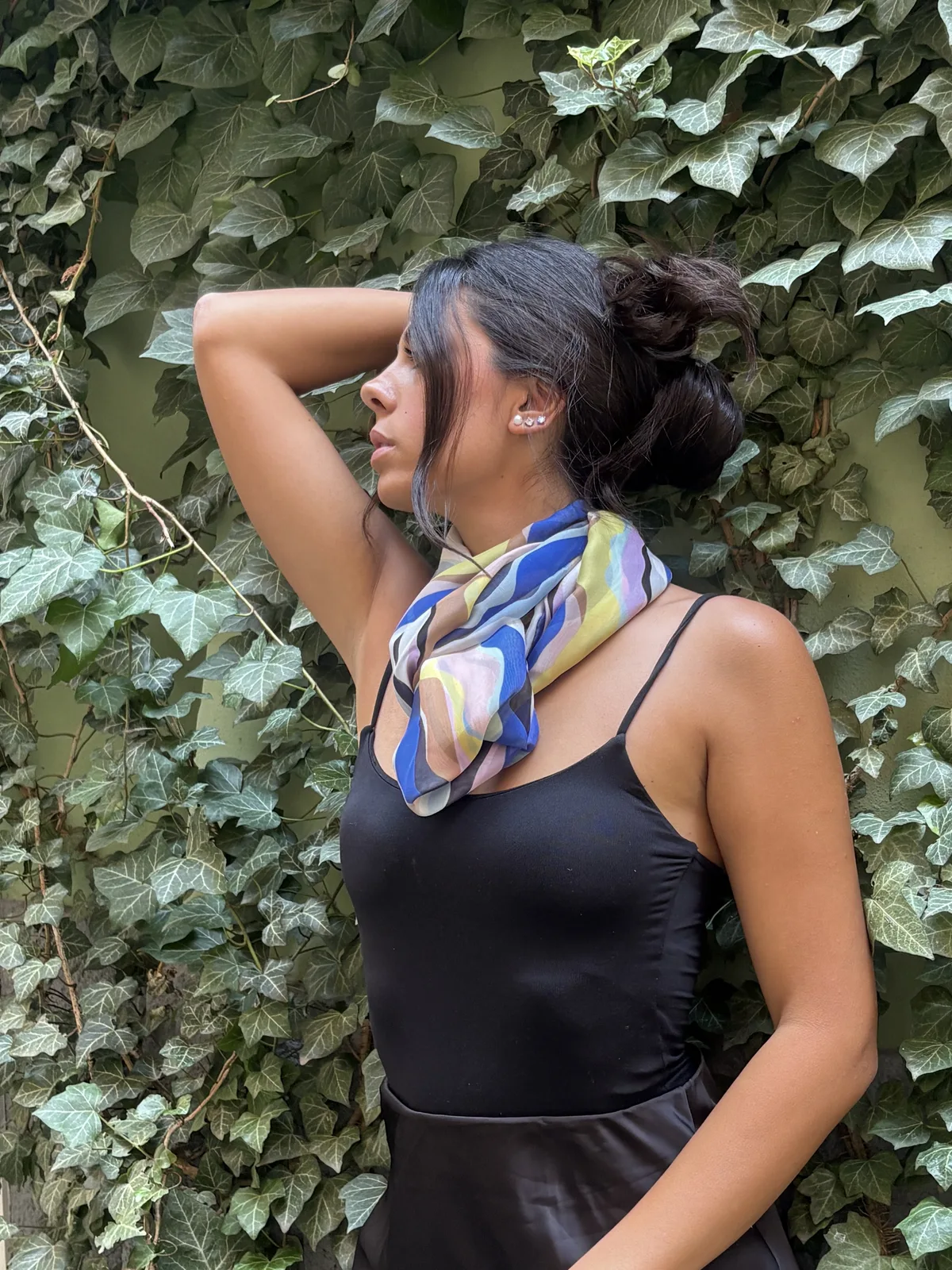 Onde — Foulard in seta, fantasia astratta, ritratto editoriale — La Corte dei Foulard, DelixGo