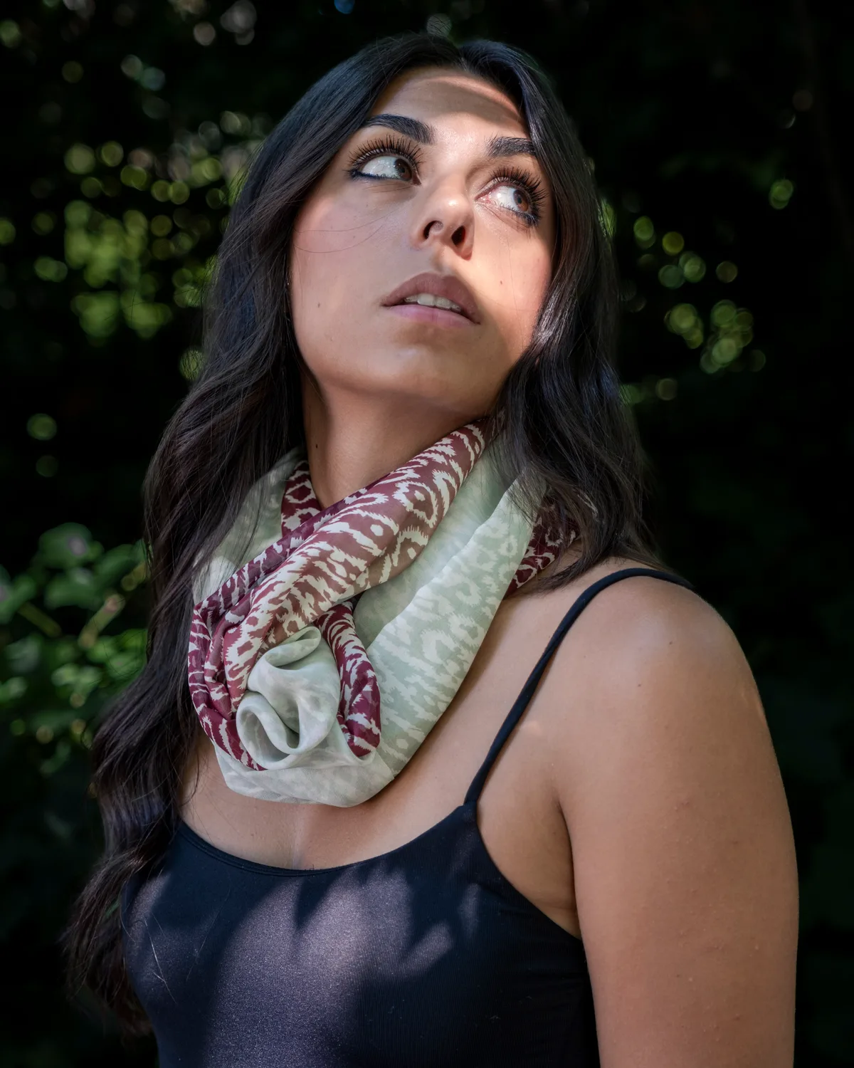 Ghepardo — Foulard in seta, fantasia animalier, dettaglio al collo — La Corte dei Foulard, DelixGo