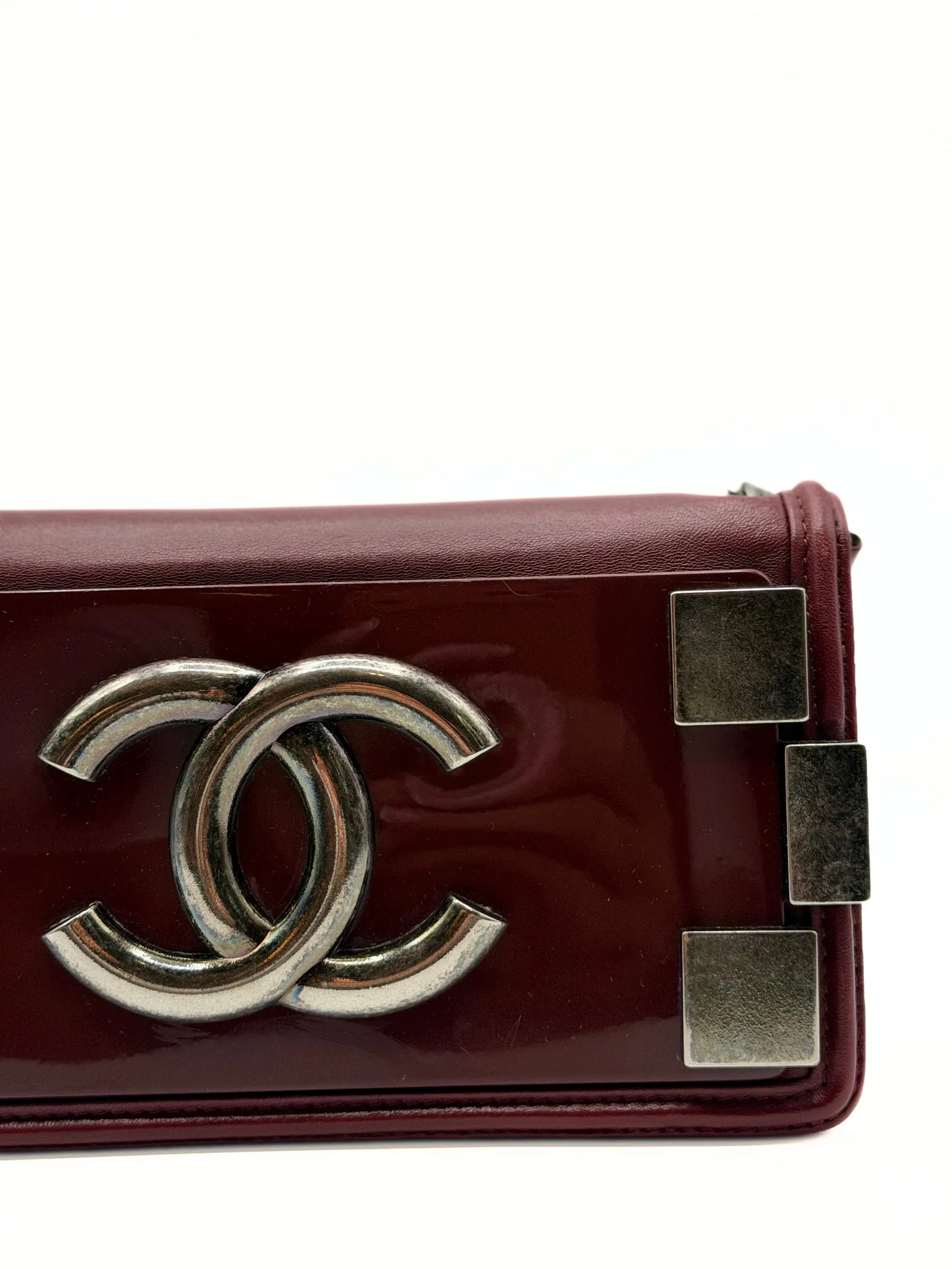 CHANEL Boy Brick Horizontal Flap Bag Burgundy — DelixGo Luxury Bags, dettaglio