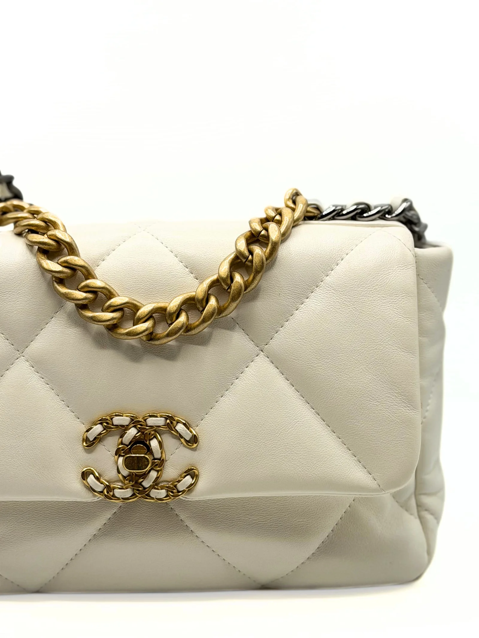 CHANEL 19 Flap Bag Medium White — DelixGo Luxury Bags, dettaglio