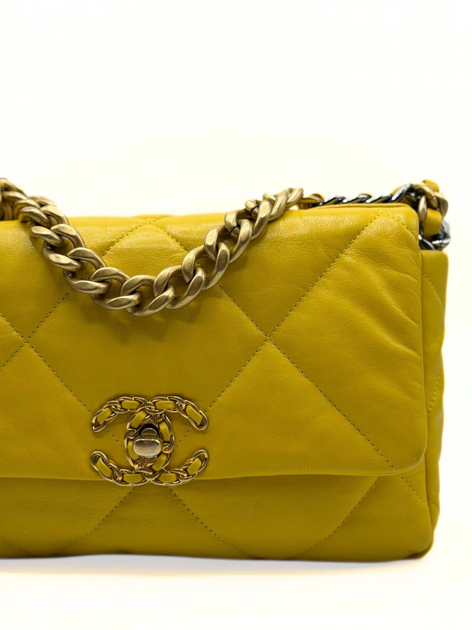 CHANEL 19 Flap Bag Medium Yellow — DelixGo Luxury Bags, dettaglio