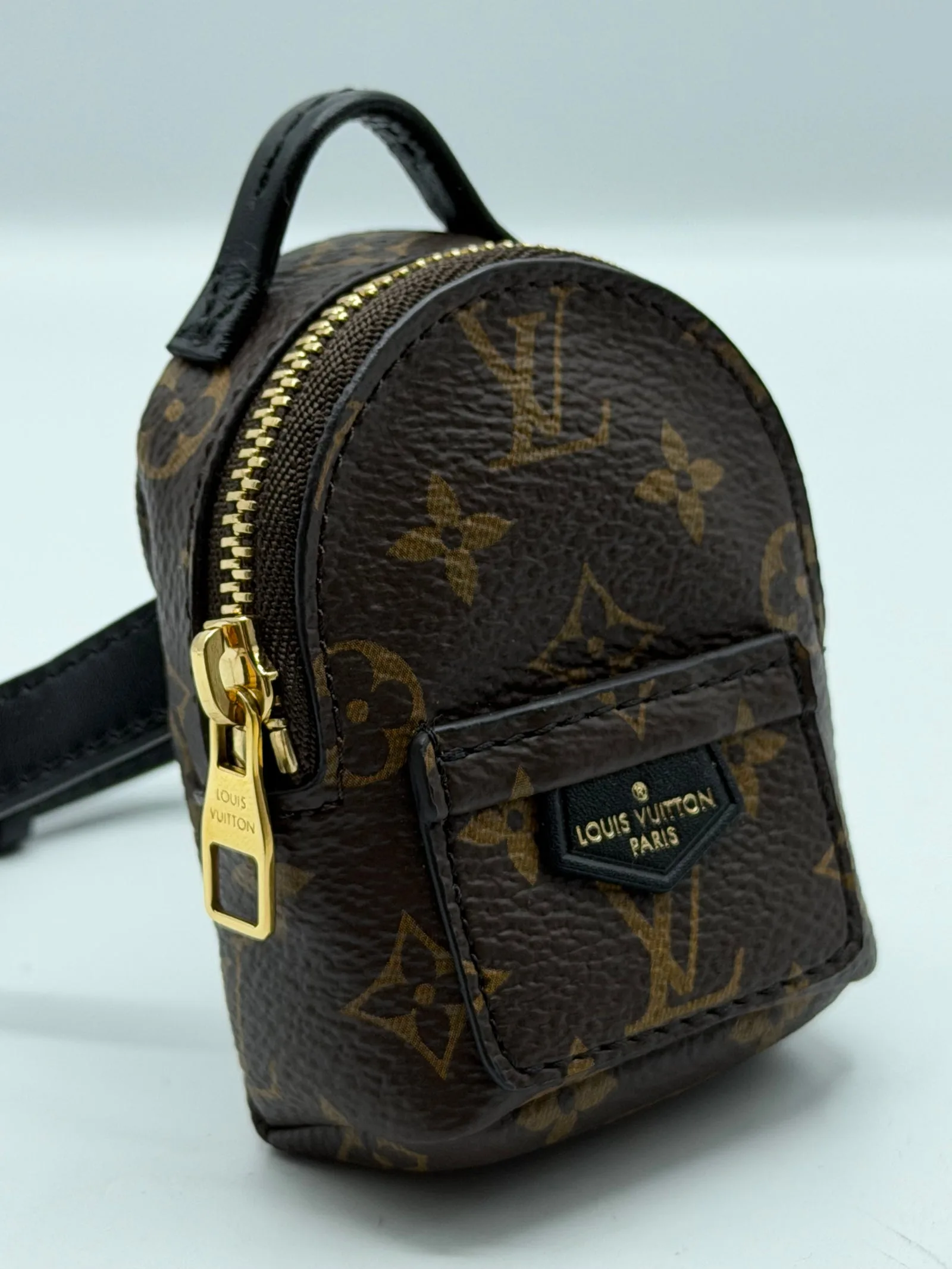 LOUIS VUITTON AirPods Holder Miniature Backpack — DelixGo Luxury Bags, dettaglio