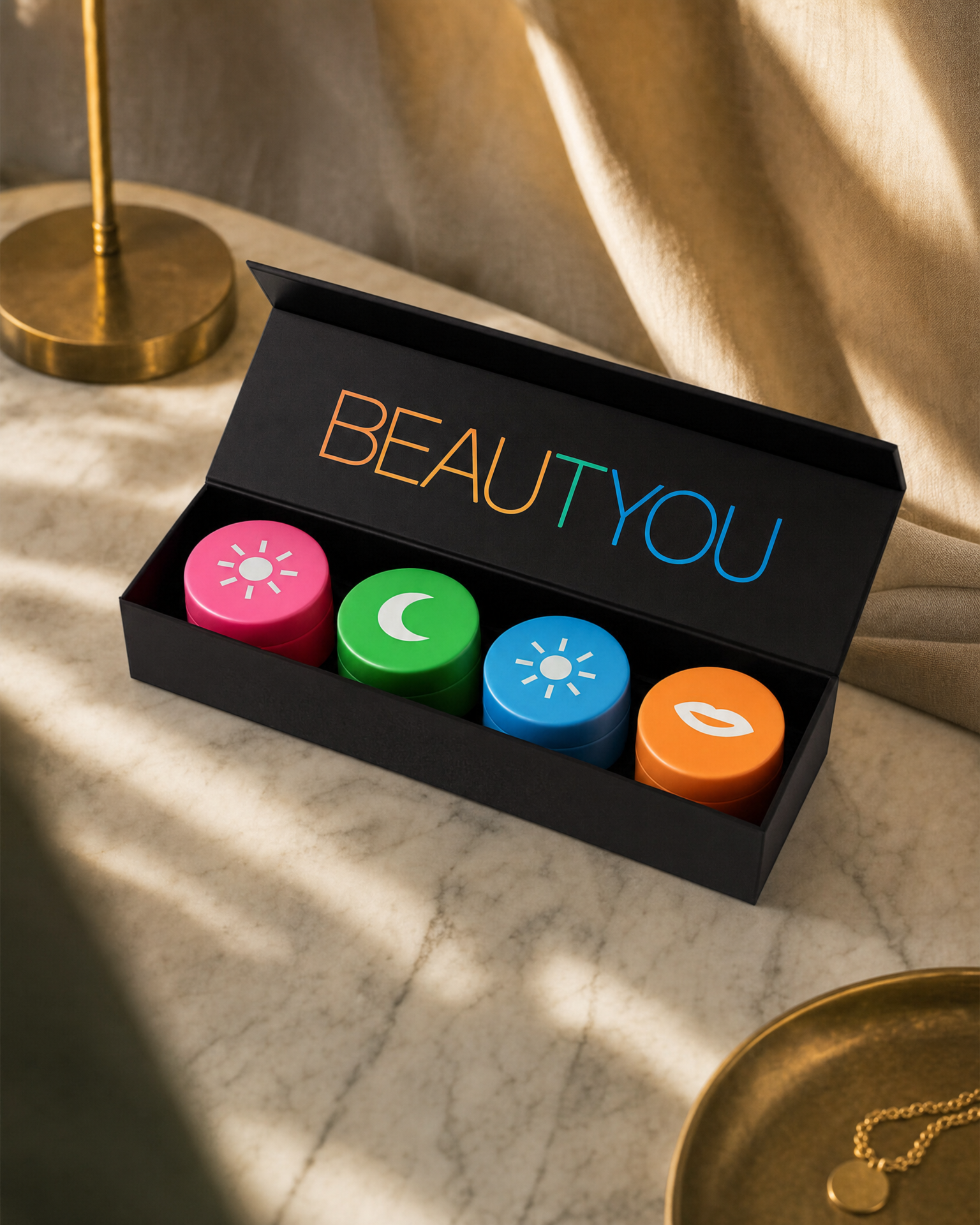 BeautYou — atmosfera editoriale, scatola su marmo caldo