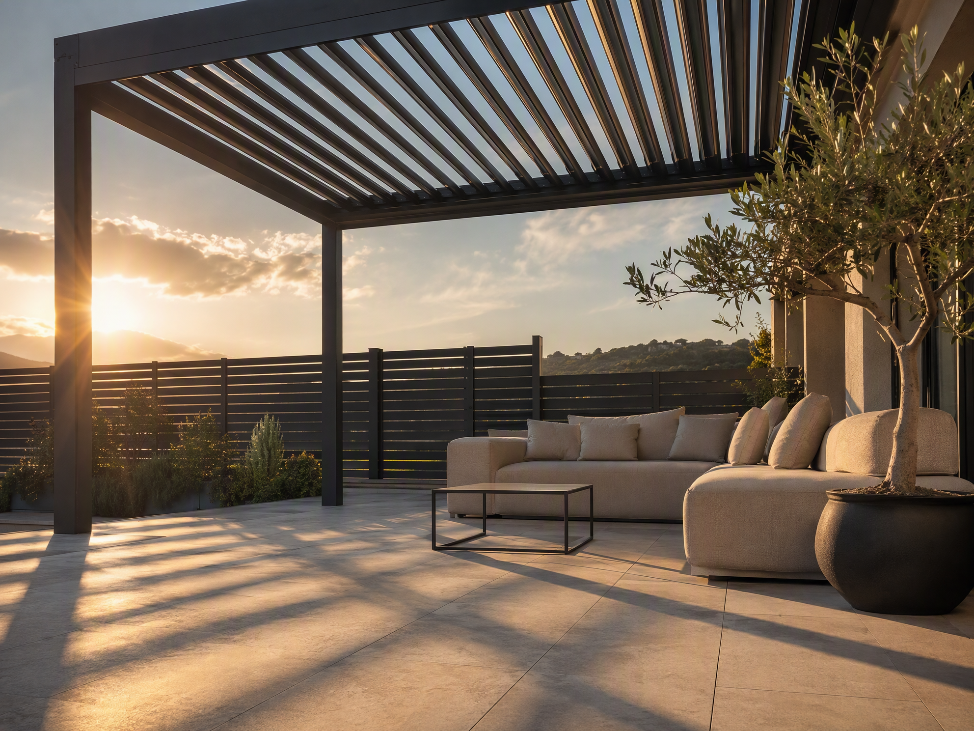 Pergola bioclimatica in alluminio antracite e recinzione a doghe su terrazza