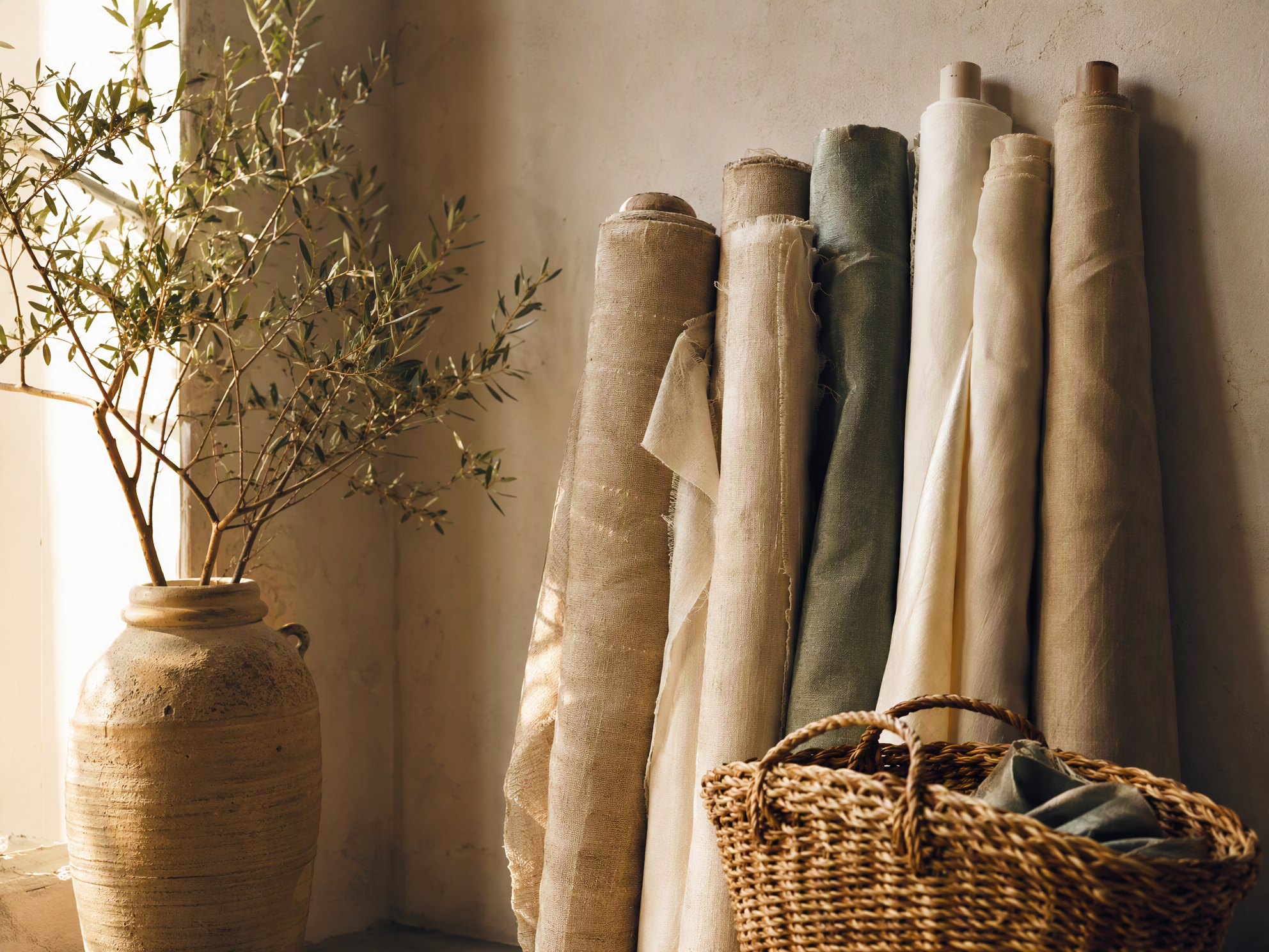 Rotoli di tessuti naturali: lino, canapa, cotone organico e seta avorio in atelier