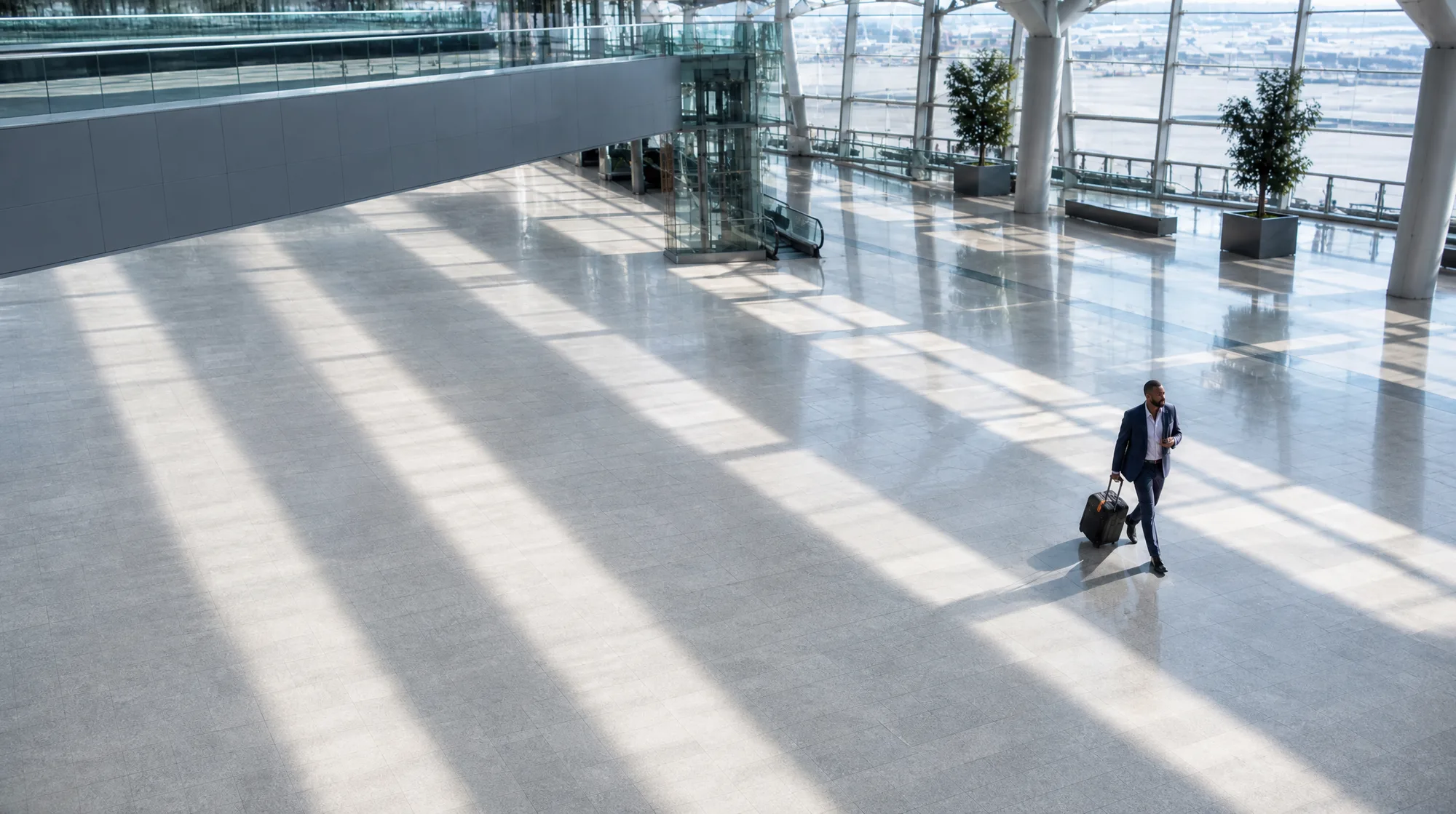 Professionista che attraversa la hall di un terminal internazionale