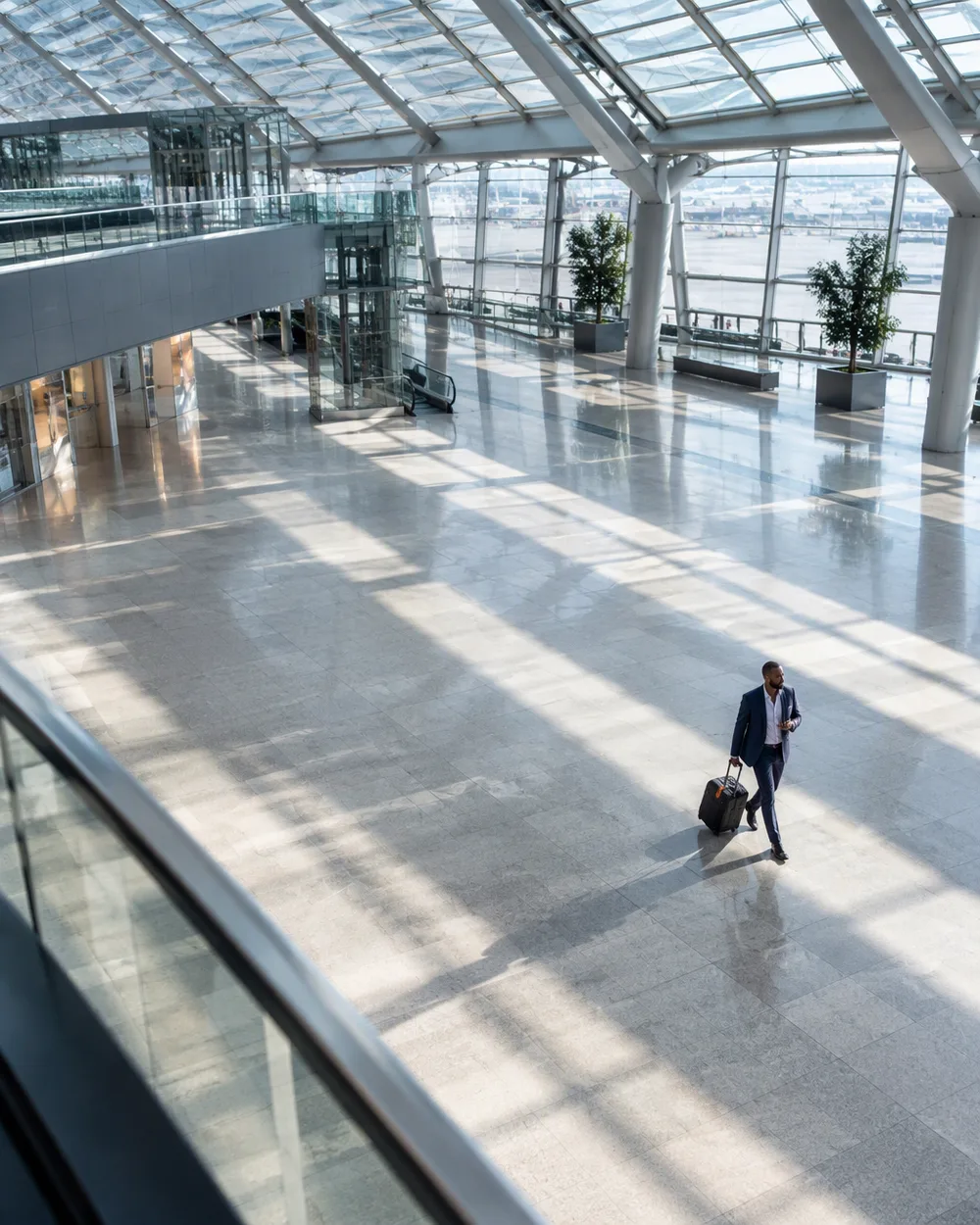 Professionista che attraversa un terminal internazionale