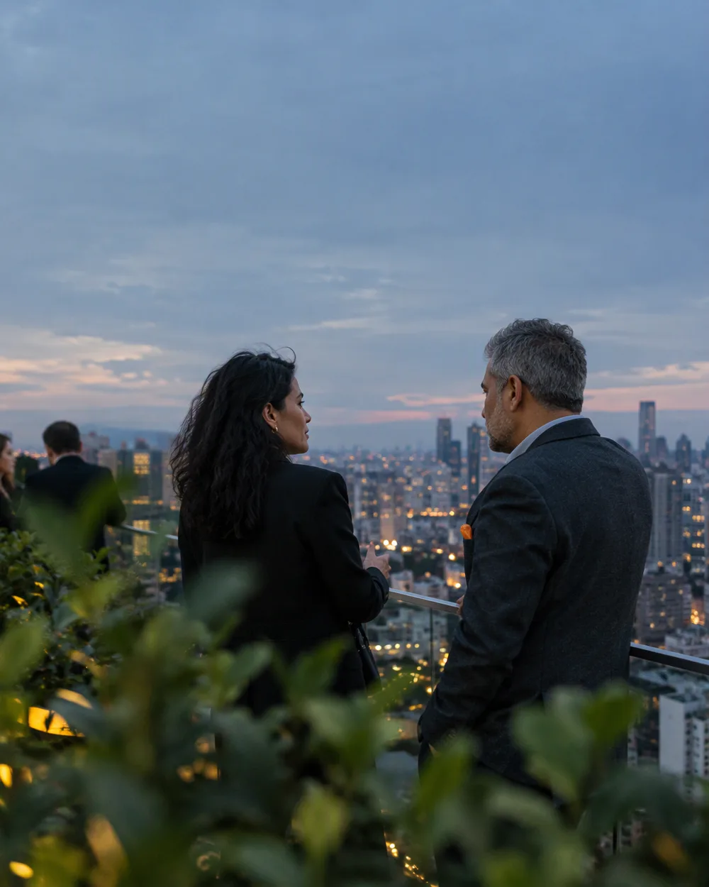 Due partner a colloquio su una terrazza