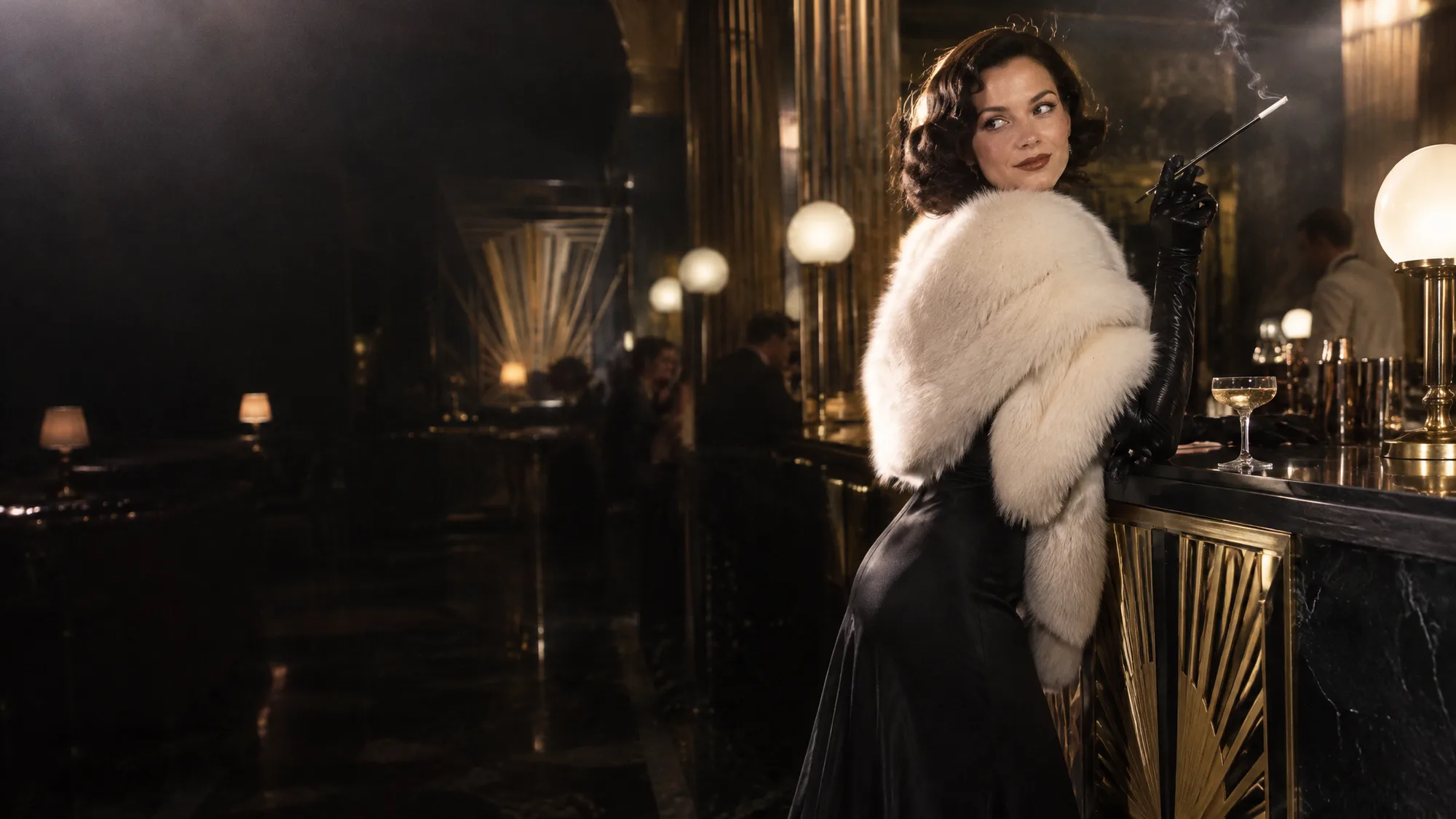Donna anni Quaranta con stola in pelliccia ecologica, guanti lunghi in pelle e bocchino in un bar Art Deco di Milano